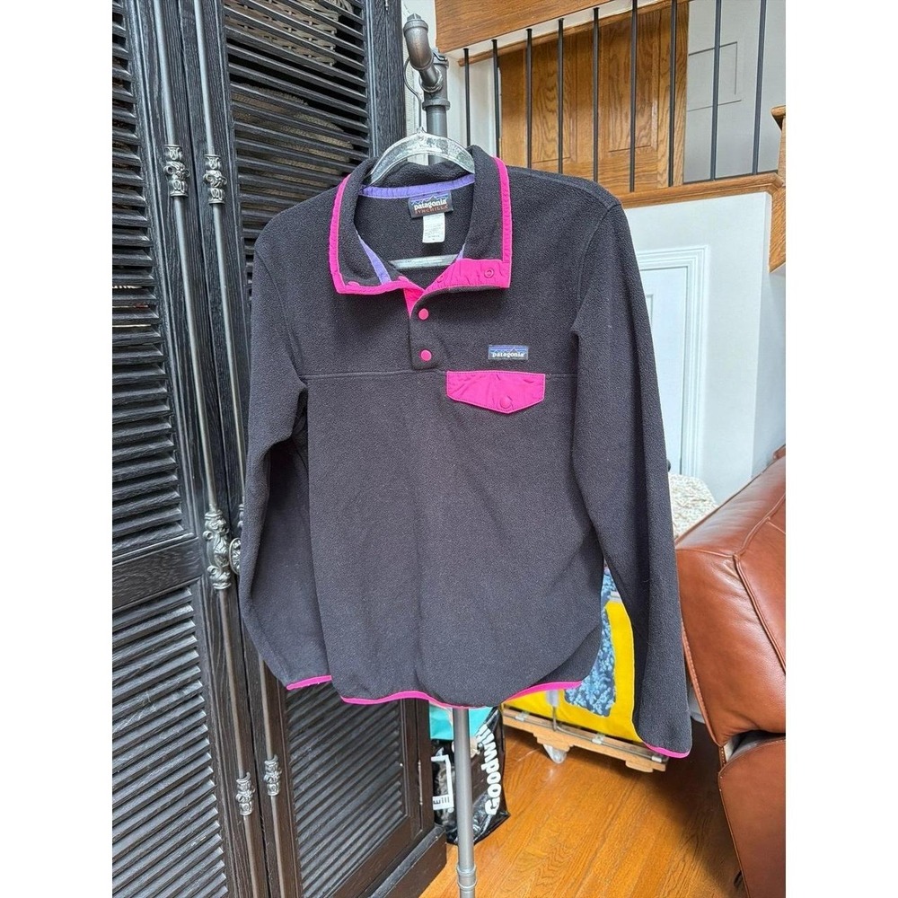 Patagonia Women's Lightweight Synchilla Snap-T Pullover black pink fleece M